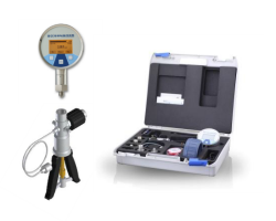 Hand operated 500 psi air pressure calibration kit with NPT test fittings